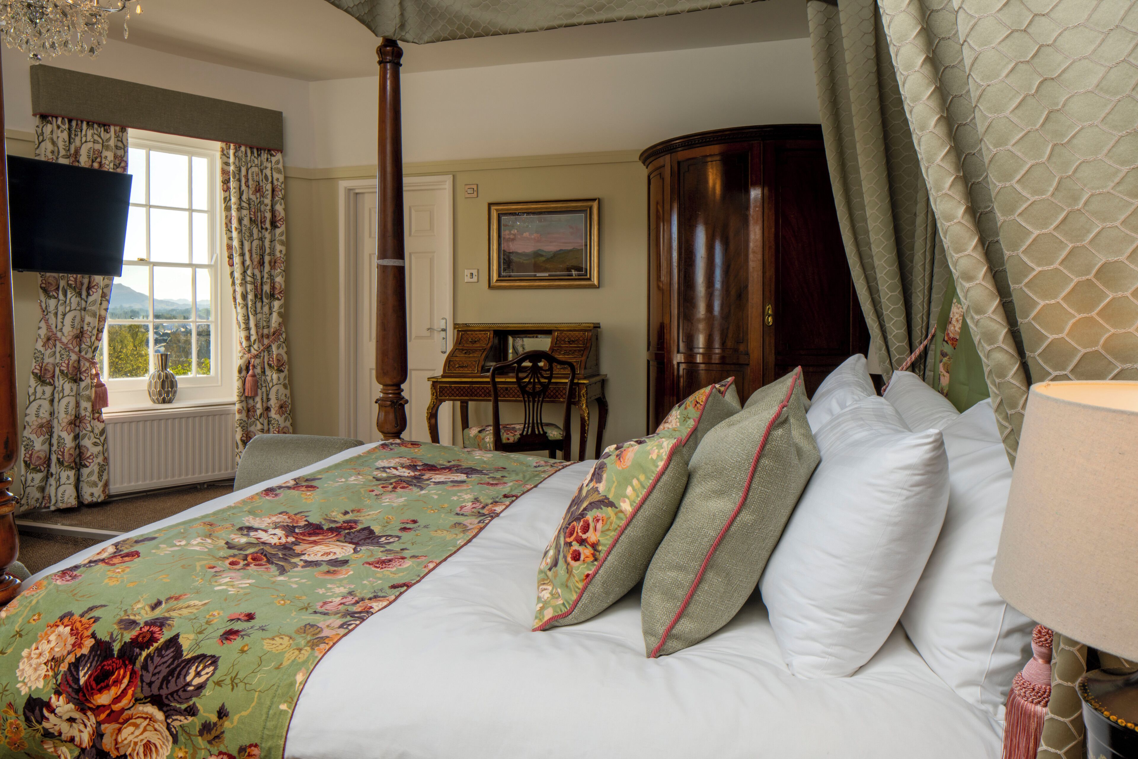 Deluxe Double Room | Desk, laptop workspace, blackout drapes, iron/ironing board