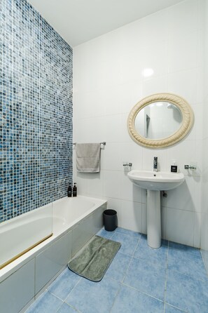 Een haardroger, handdoeken, zeep, shampoo