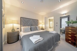 2 bedrooms, desk, iron/ironing board, travel cot - Stylish Flat with AC Near Oxford St (London)