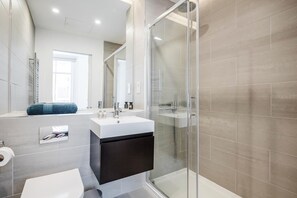 Dusche, Haartrockner, Handtücher, Seife