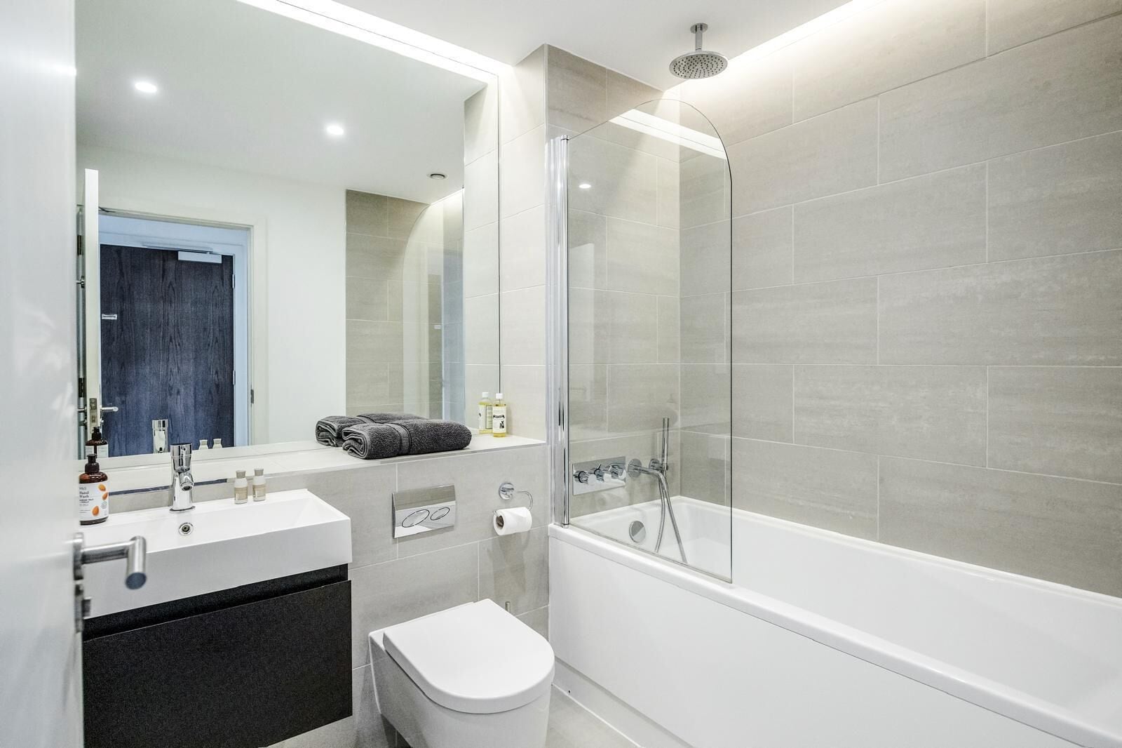 Regadera, secadora de cabello, toallas, jabón 