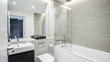 Regadera, secadora de cabello, toallas, jabón