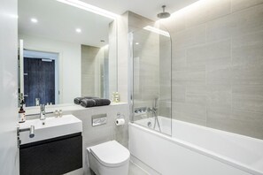 Shower, hair dryer, towels, soap - Stylish Flat with AC Near Oxford St (London)