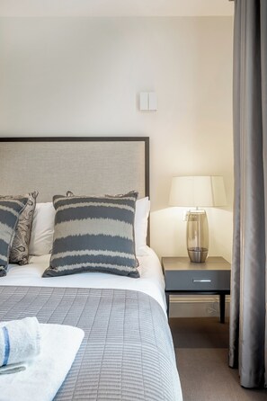 2 Schlafzimmer, Schreibtisch, Bügeleisen/Bügelbrett, Reisekinderbett