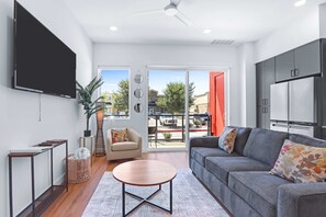 Kondominium, 1 Tempat Tidur Double dengan tempat tidur Sofa, balkon (The Mercer Haus) | Area keluarga | Televisi layar datar 50-inci dengan saluran TV digital
