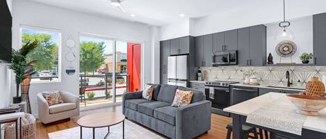 Lejlighed - 1 dobbeltseng med sovesofa - balkon - byudsigt (The Mercer Haus) | Opholdsområde | 50-tommers fladskærms-tv med digitale kanaler