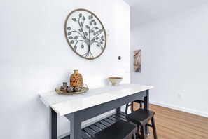 公寓客房, 1 張標準雙人床和 1 張沙發床, 陽台, 城市景觀 (The Mercer Haus) | 用餐區