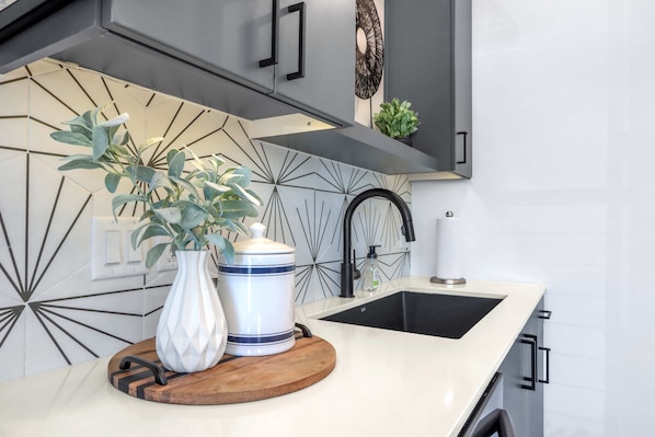 Lejlighed - 1 dobbeltseng med sovesofa - balkon - byudsigt (The Mercer Haus) | Privat køkken | Køleskab, mikrobølgeovn, ovn, kogeplade