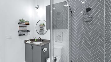 Condo, 1 cama de casal e sofá-cama, sacada, vista para a cidade (The Mercer Haus) | Banheiro | Chuveiro, secador de cabelo, chinelos, toalhas de banho