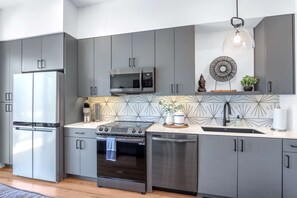Kondominium, 1 Tempat Tidur Double dengan tempat tidur Sofa, balkon (The Mercer Haus) | Dapur pribadi | Lemari es, microwave, oven, dan kompor