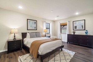 6 bedrooms, desk, WiFi, bed sheets