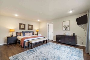 6 bedrooms, desk, WiFi, bed sheets