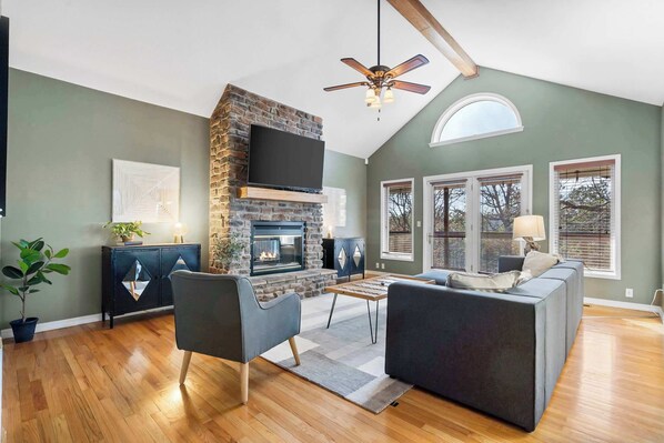 Televisión, chimenea y oficina 