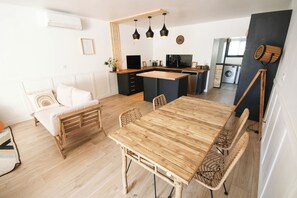 Smart TV 82 cm con canales de televisión por cable