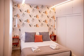 1 quarto, ferros/tábuas de passar roupa, roupa de cama