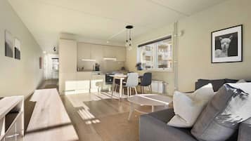 Apartment, 2 Bedrooms, Balcony | Living room | Books