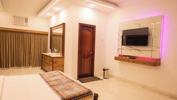 Deluxe Suite | Desk, laptop workspace, free WiFi