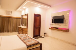 Deluxe Suite | Desk, laptop workspace, free WiFi - Hotel Sunpark (Chennai)