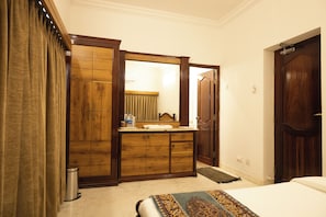 Deluxe Room, 1 Queen Bed, Lanai, City View