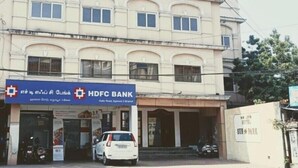 Un immeuble à deux étages, avec une enseigne indiquant la présence d’une succursale de la HDFC Bank au rez-de-chaussée.