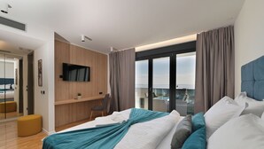 Une chambre d’hôtel moderne avec un grand lit, un bureau et une vue sur la ville.