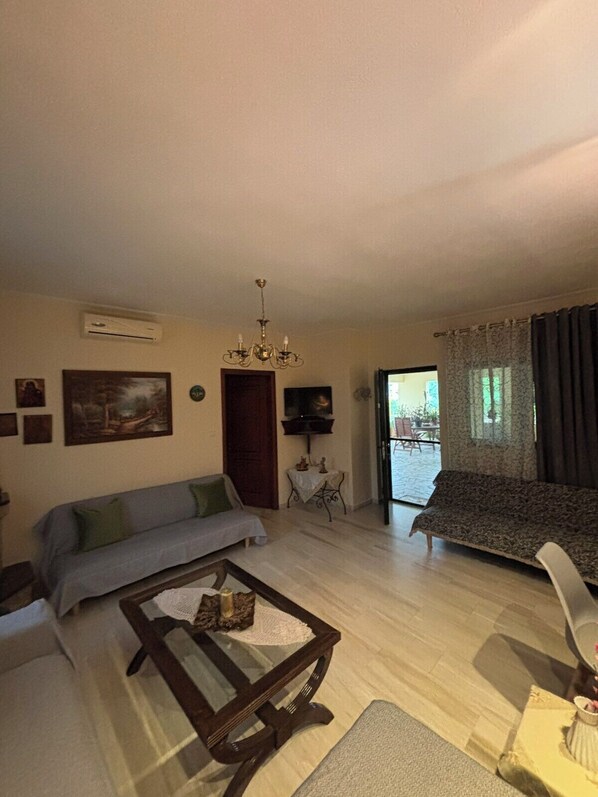 Televisión y chimenea