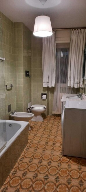 Apartment, 3 Bedrooms, Mountain View | Bathroom | Bidet
