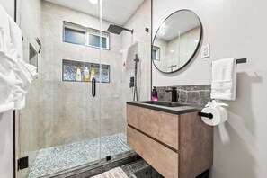Séchoir à cheveux, serviettes fournies, papier de toilette