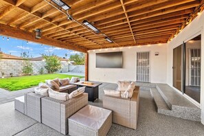 Terrace/patio - Modern Private Retreat Minutes to LA & Disneyland! (Pico Rivera)