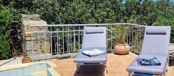 Plaka-sleeps4-parking-pool-hottub-seaviews