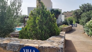 A stone wall with a sign reading "Villa Chakra" and a pathway leading to a building. - Plaka Elounda ..private Pool ..2 Beds..jaccuzi..parking..spinalonga/sea Views (Agios Nikolaos)