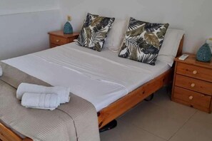 2 bedrooms, iron/ironing board, free WiFi, bed sheets - Plaka-sleeps4-parking-pool-hottub-seaviews (Agios Nikolaos)