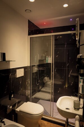 Comfort Apartment, City View | Bathroom | Shower, free toiletries, hair dryer, towels - The Place Home (Rome)