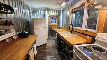 Een koelkast, een microgolfoven, een oven, een kookplaat