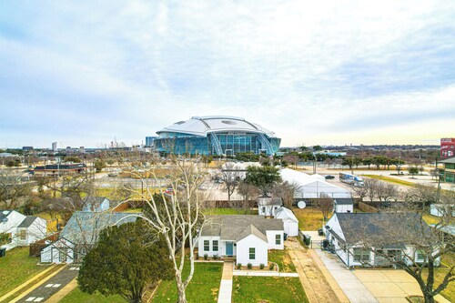 Walk to Cowboys Games: Arlington Home w/ Yard!