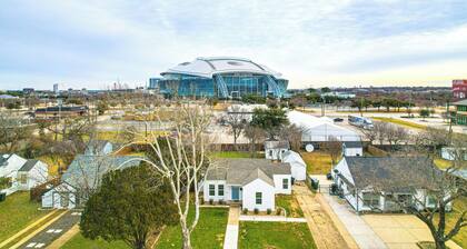 Walk to Cowboys Games: Arlington Home w/ Yard!