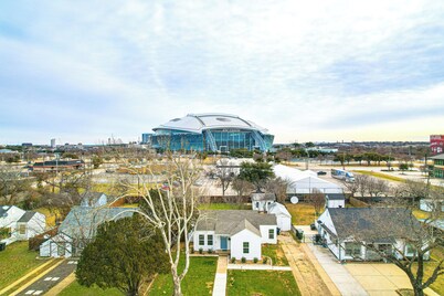 Walk to Cowboys Games: Arlington Home w/ Yard!