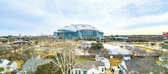 Walk to Cowboys Games: Arlington Home w/ Yard!