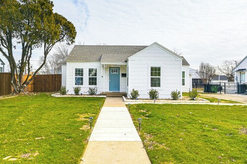 Walk to Cowboys Games: Arlington Home w/ Yard!