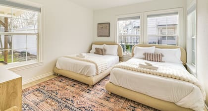 Walk to Cowboys Games: Arlington Home w/ Yard!