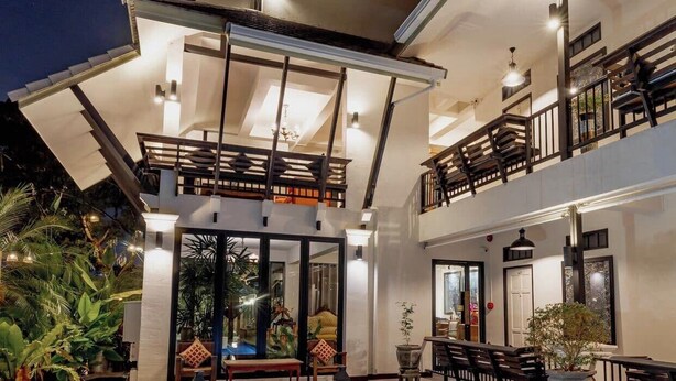 A modern house with a swimming pool, outdoor seating, and a balcony. - Maison De Chiangrai (Chiang Rai)