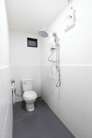 Deluxe Twin Room | Bathroom | Shower, hair dryer, towels, soap