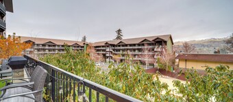 Walk to Lake Chelan: Condo w/ Pool Access