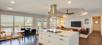 Dock & Fire Pit: Lakefront Gun Barrel City Getaway