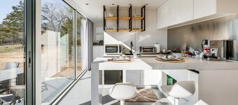 8 ไมล์ถึงทางเข้าทะเลสาบ: ฟิวเจอริสติก แคปซูล ไฮด์อะเวย์!