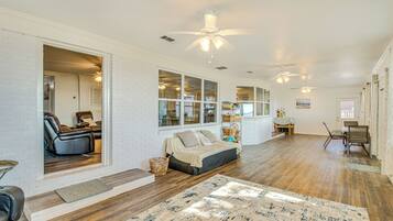 House (5 Bedrooms) | Interior