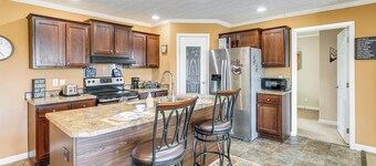 Near Hiking: Midway Home w/ Mtn Views & Deck