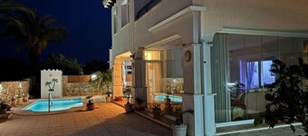 6 Guests - 3BR - Private Pool - Mountain Views