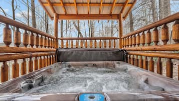 Banyera d'hidromassatge a l'aire lliure