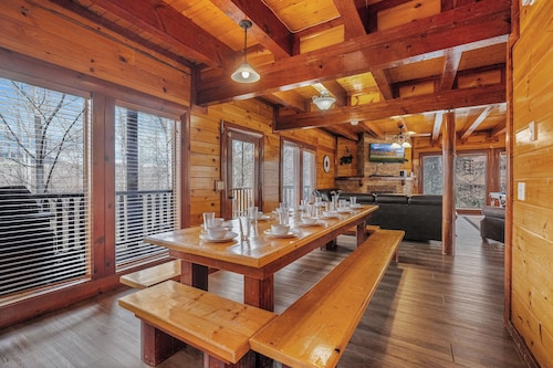 Private Indoor Pool, Hot Tub, Fire Pit, Pool Table, Free Attractions!